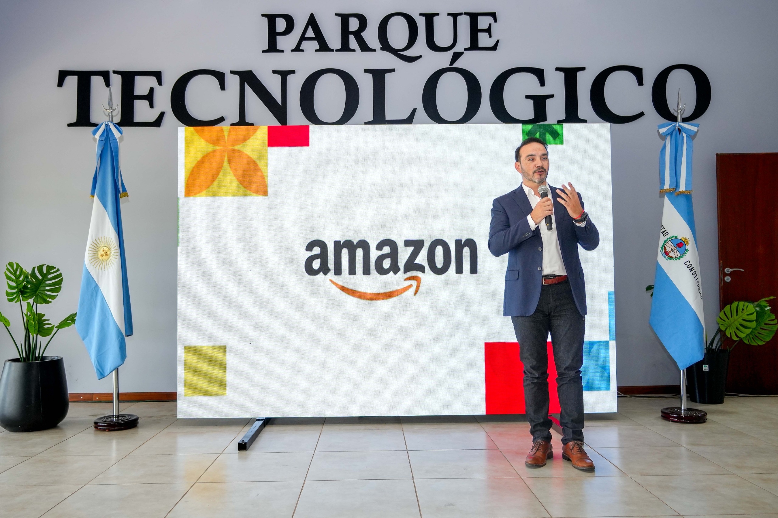 Innovación: Juan Pablo Valdés firmó convenio con Amazon para capacitaciones en IA y financiamiento para startups